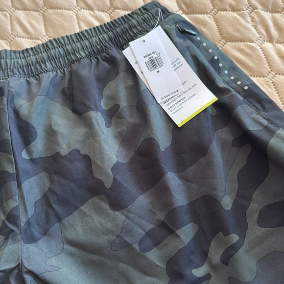 Old Navy Mid-Rise StretchTech Run Shorts -- 3-inch inseam - Picture 3 of 3
